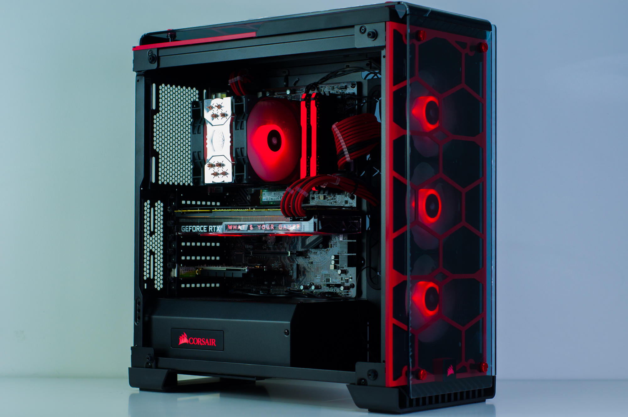 Red на пк. Корпус Corsair красная подсветка. Corsair корпус с вертикальной видеокартой. Игровой ПК красный. ПК С красной подсветкой.